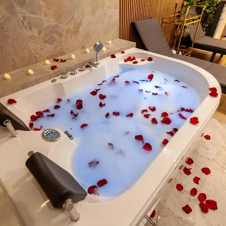 Royal Luxury With Sauna And Jacuzzi アパート